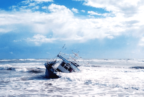 파란 하늘과 하얀 구름 아래 바다가 있다. 그리고 바다 위에는 착륙에 실패한 난파된 배 한 척이 파도에 휩쓸린 모습이다.