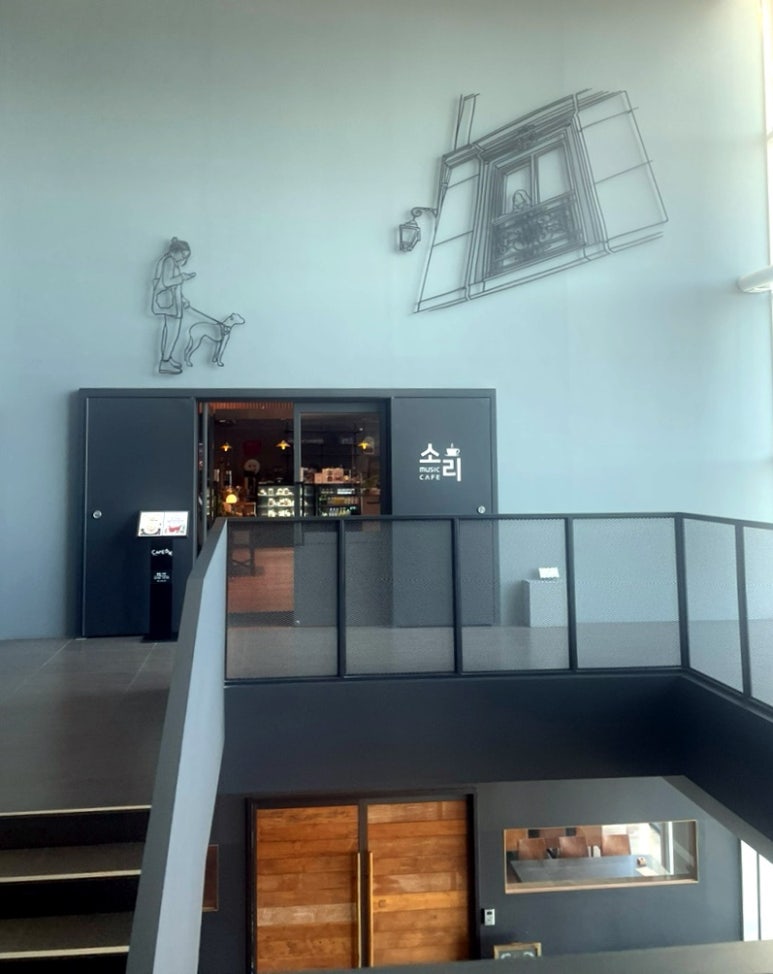 카페 소리 입구와 벽면 아트