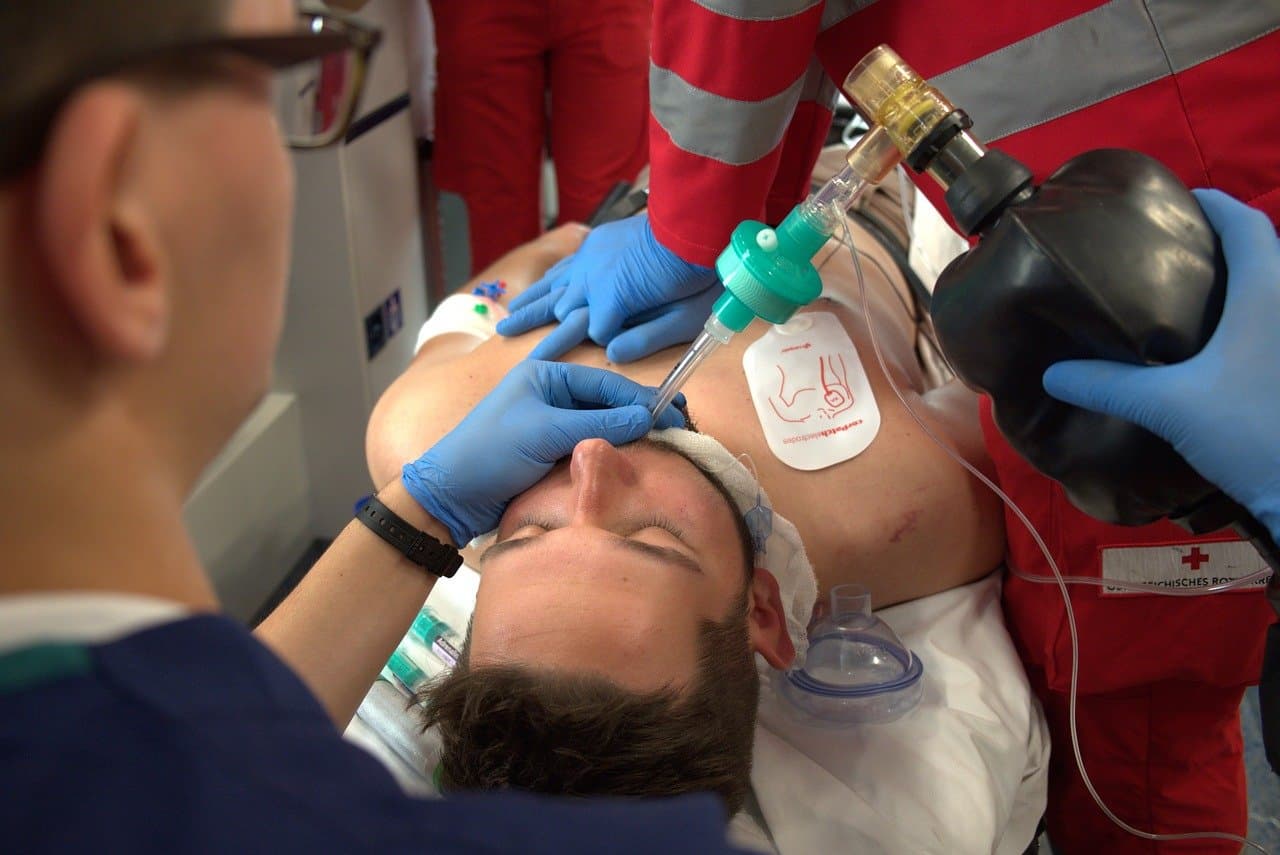 응급 상황에서의 기본 간호: 심폐소생술(CPR)과 기본 응급처치