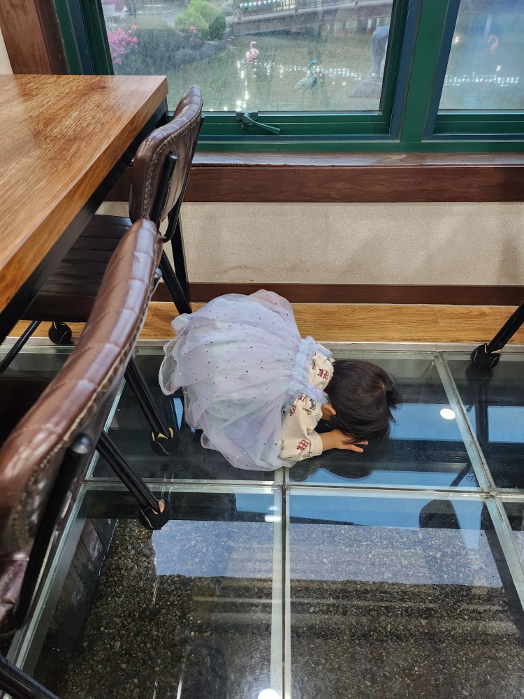 바닥을 구경하는 아이