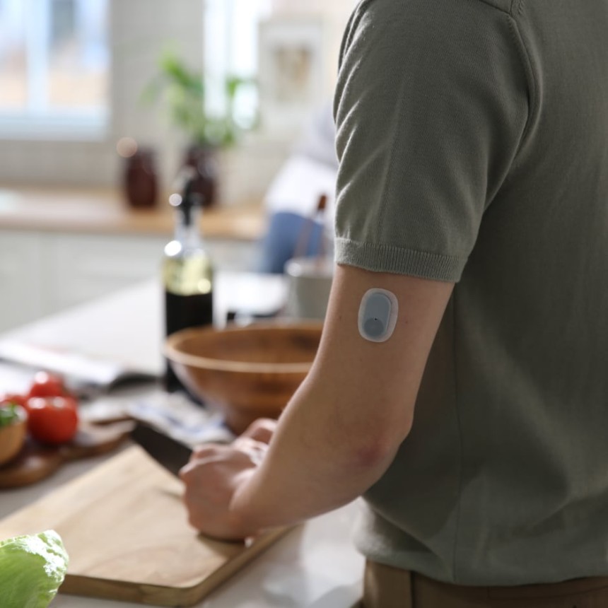 아이센스가 개발한 연속혈당측정기(CGM) 제품인 '케어센스 에어'.