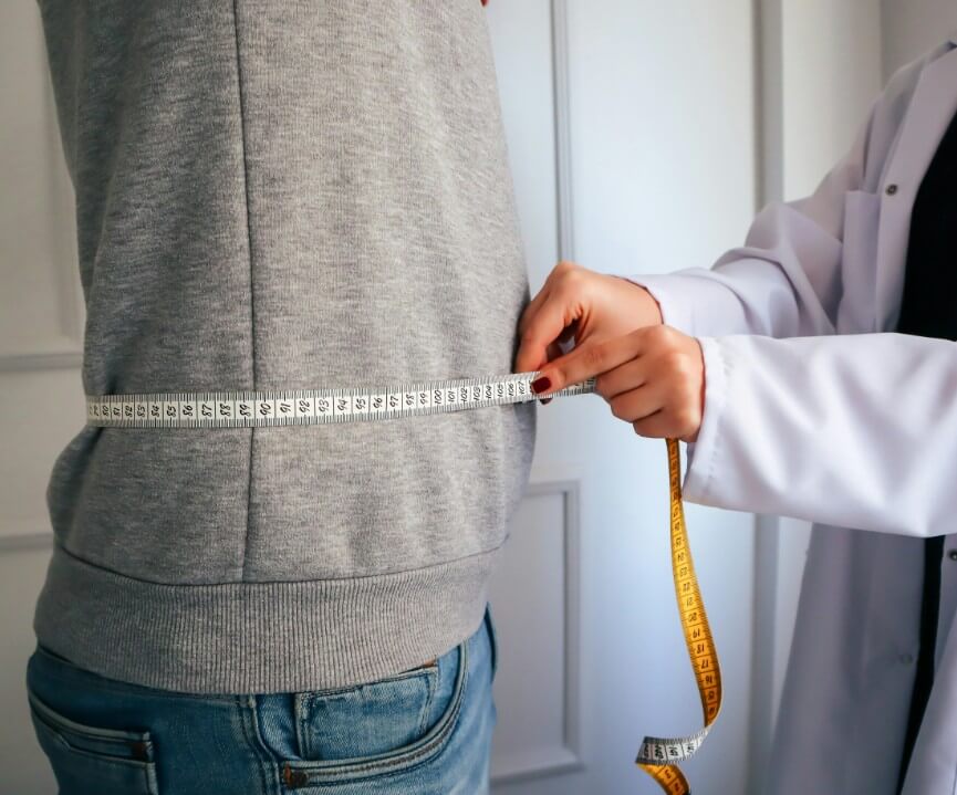 남성이-허리-사이즈를-줄자로-재고-있는-사진입니다.
