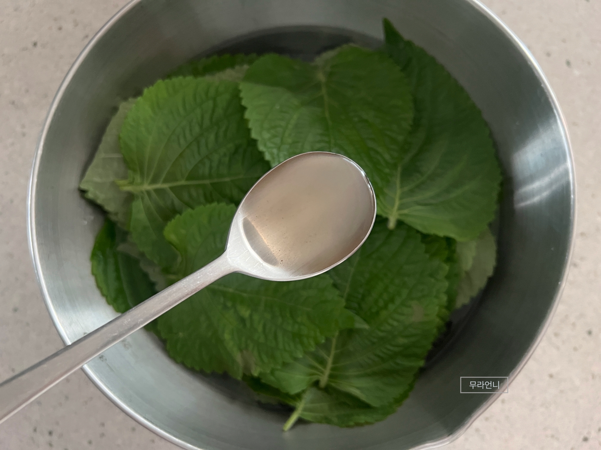 세척을 위해 식초 2스푼