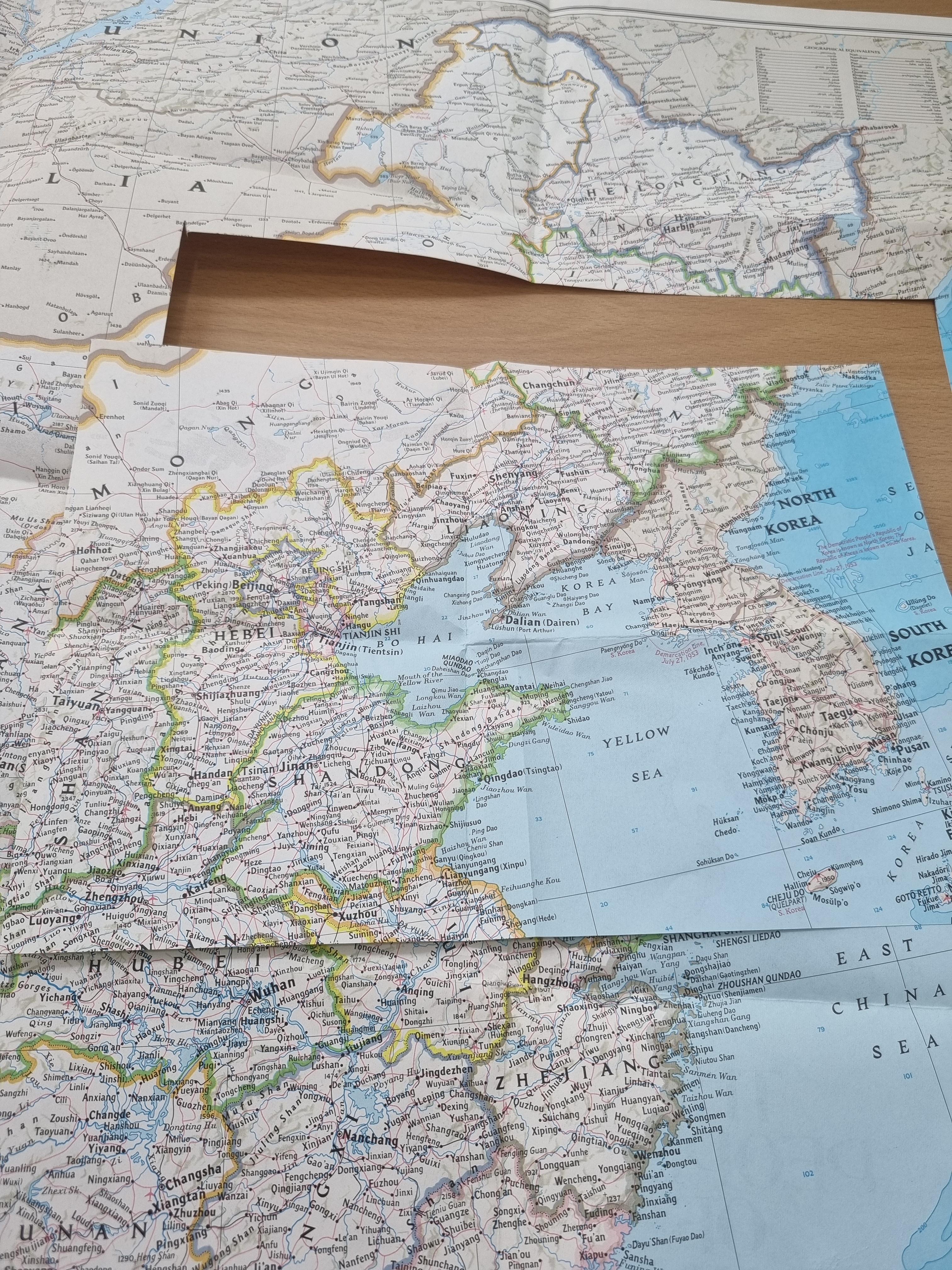 우리나라 지도를 먼저 잘랐다.