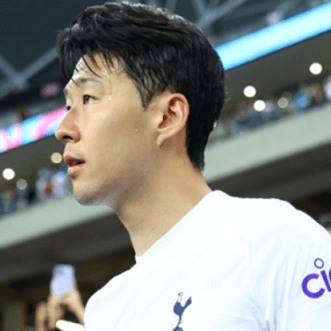 상대팀을 진지하게 바라보는 손흥민