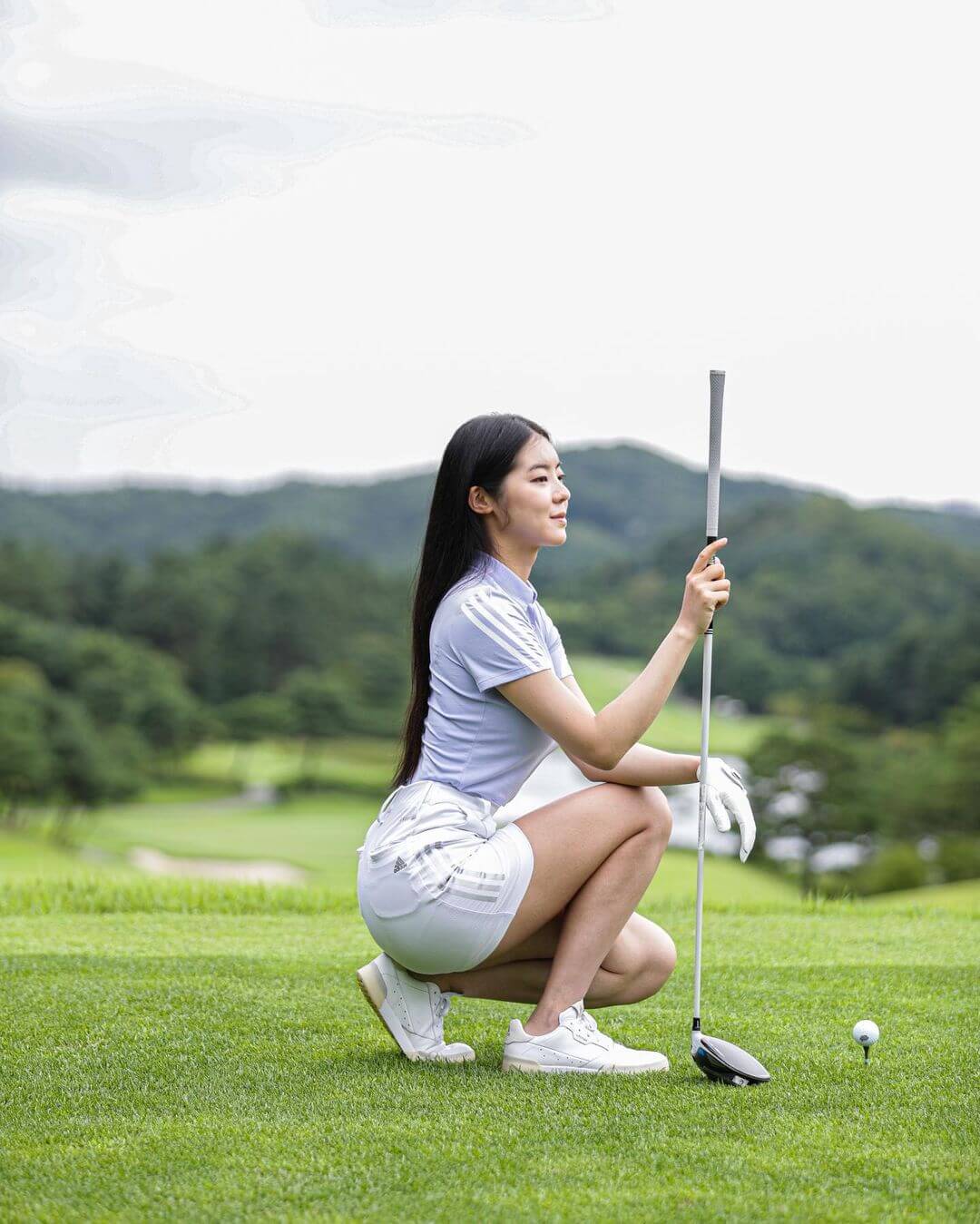 필드에 앉아있는 서리나