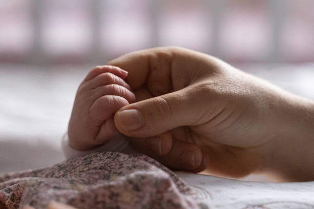 밝은 빛 속에서 아기를 낳는 꿈