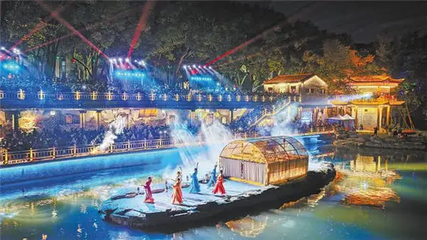 2025년 咸宁(셴닝) 온천 관광 시즌 개막&hellip; &ldquo;온천沸波&rdquo; 실경 수상 공연 첫 선