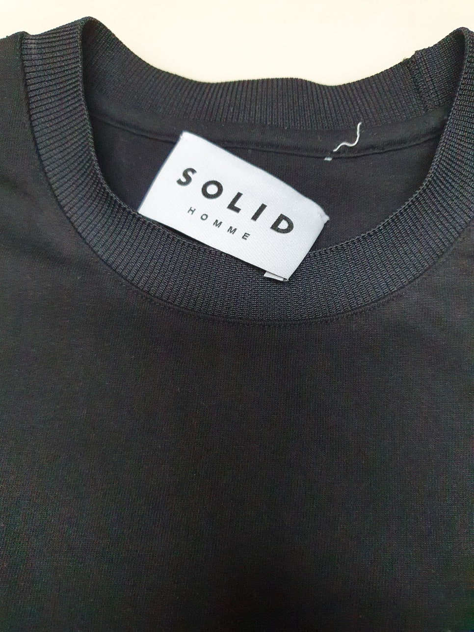 솔리드옴므 백로고 반팔티