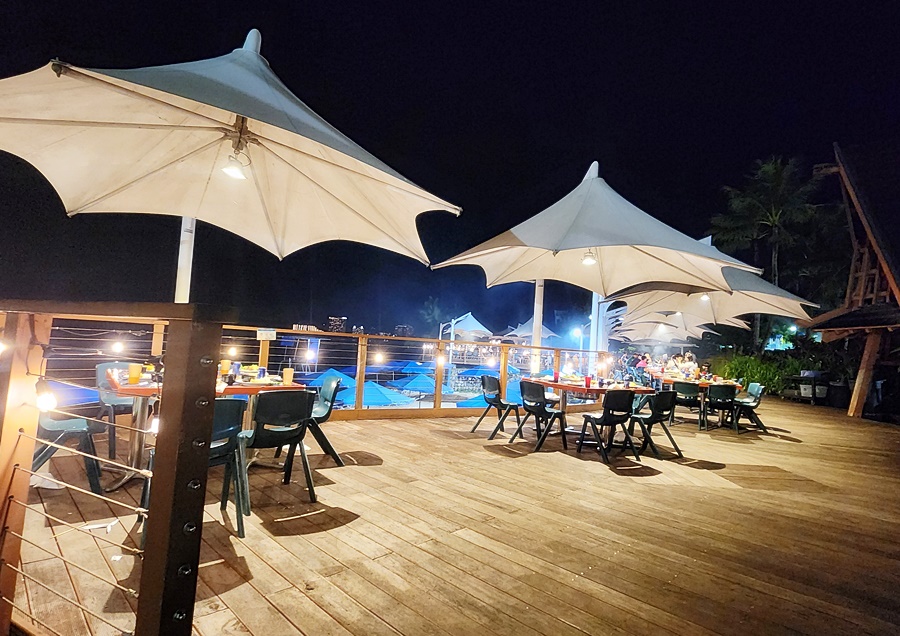 커다란 파라솔과 야외조명 야자수가 어우러진 선셋 BBQ사진