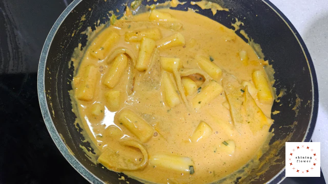 밀키트 로제떡볶이-치즈 넣고 조리기