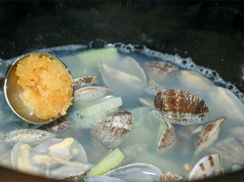 2월 제철 반찬 : 바지락국 맛있게 만드는 법
3. 바지락, 청주, 다진 마늘 넣고 끓이기