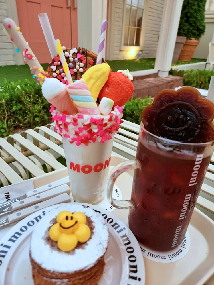 전참시 전지적참견시점 지석진 김수용 인스타 인증 바닐라 말차 초코 쉐이크와 빵이 맛있는 압구정 베이커리 카페 강남 압구정로데오역 디저트 맛집