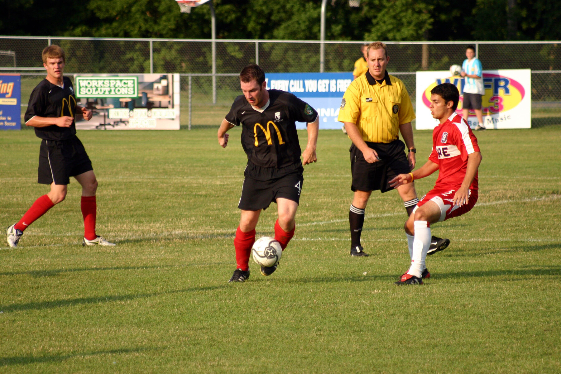 축구 경기하는 프로선수들