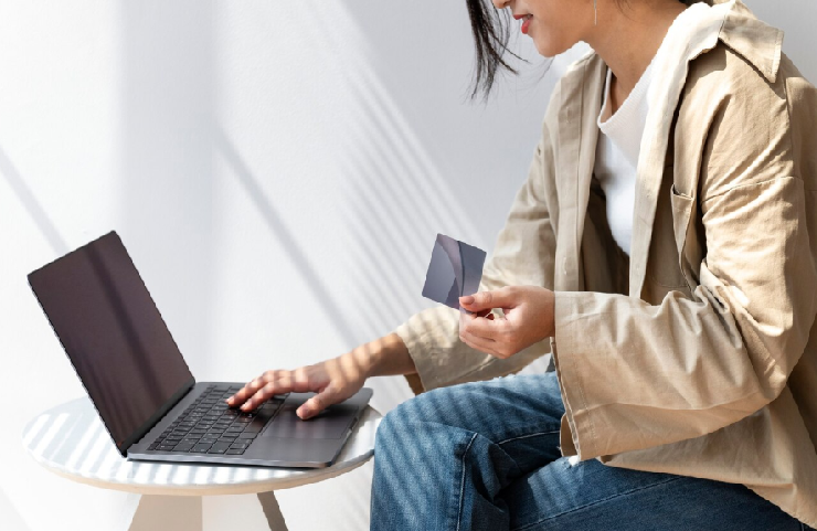 노트북으로 쇼핑을 하는 여성