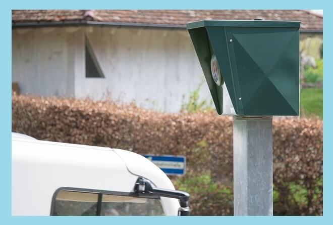 자동차-도로-속도-감별기