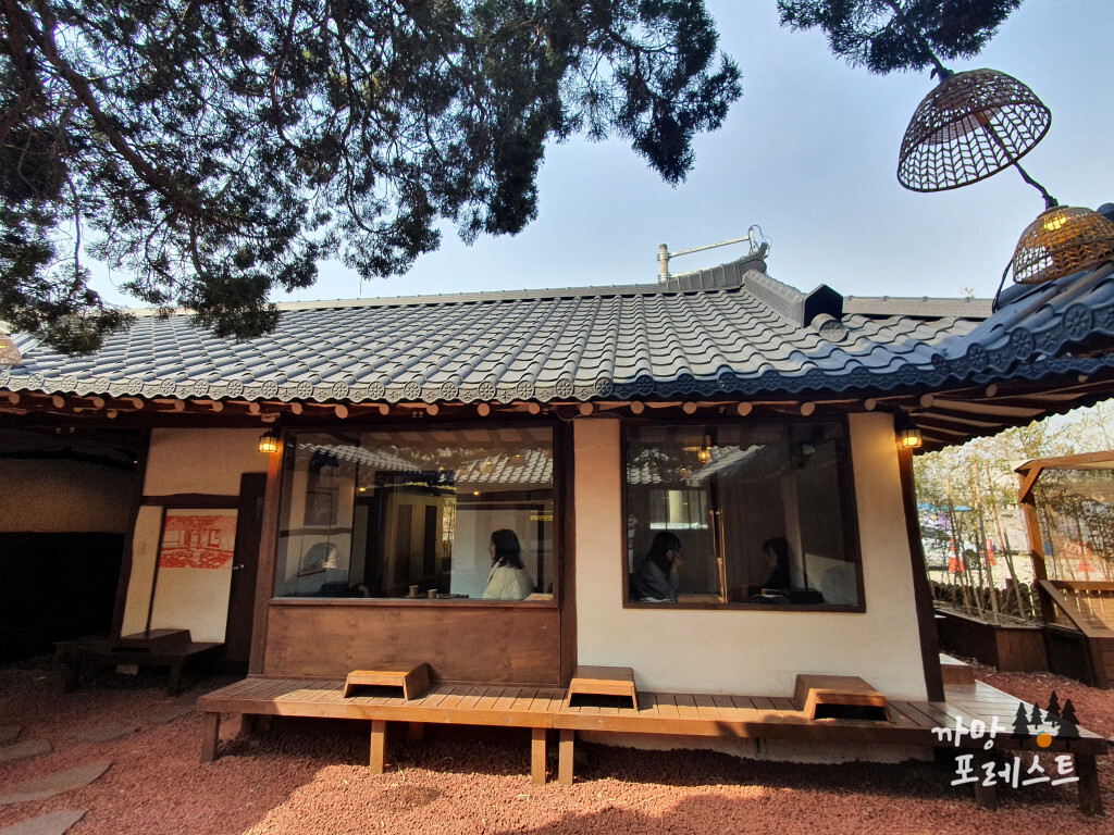 고매커피 창가자리