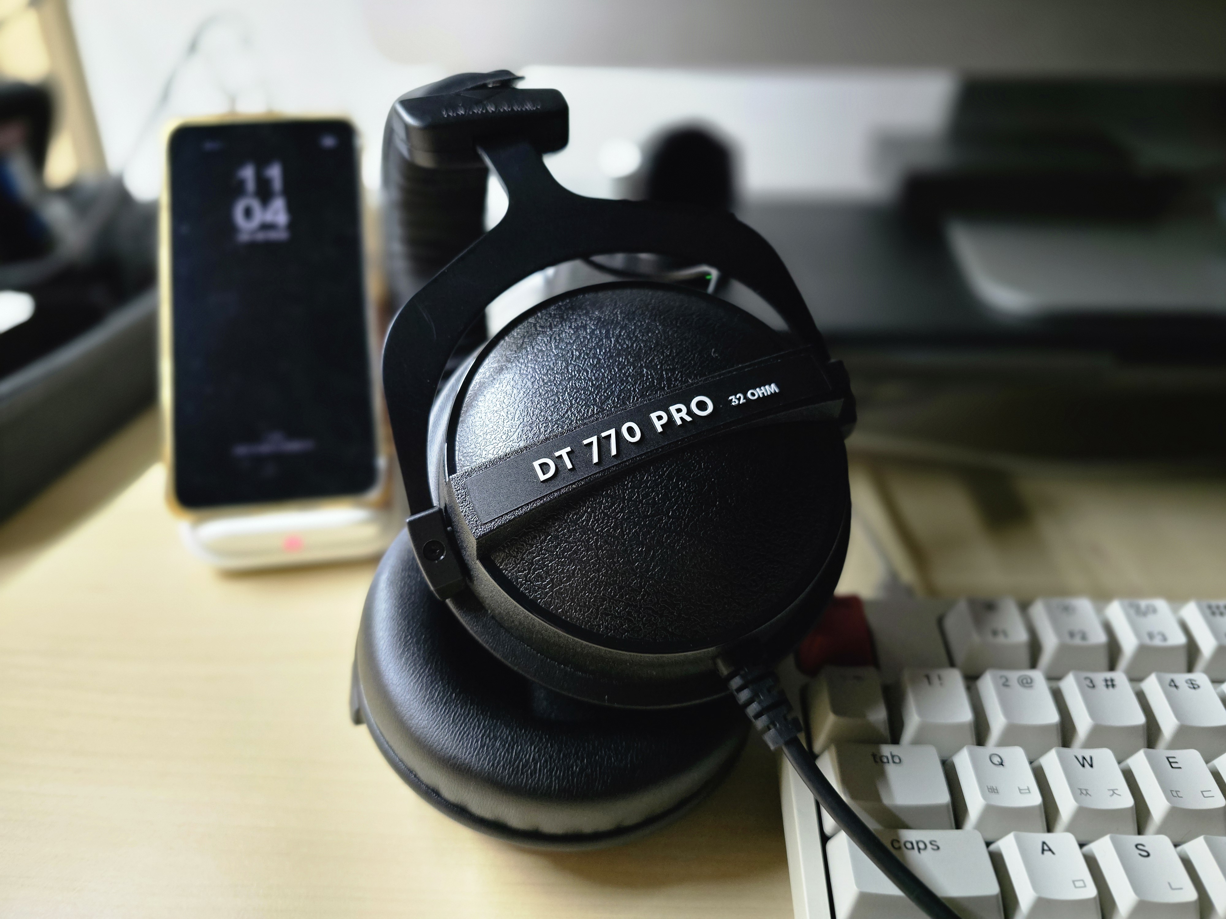 책상위의 베어다이나믹 DT-770 pro