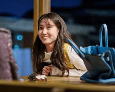 박은빈이 웃으며 상대방과 이야기하는 모습