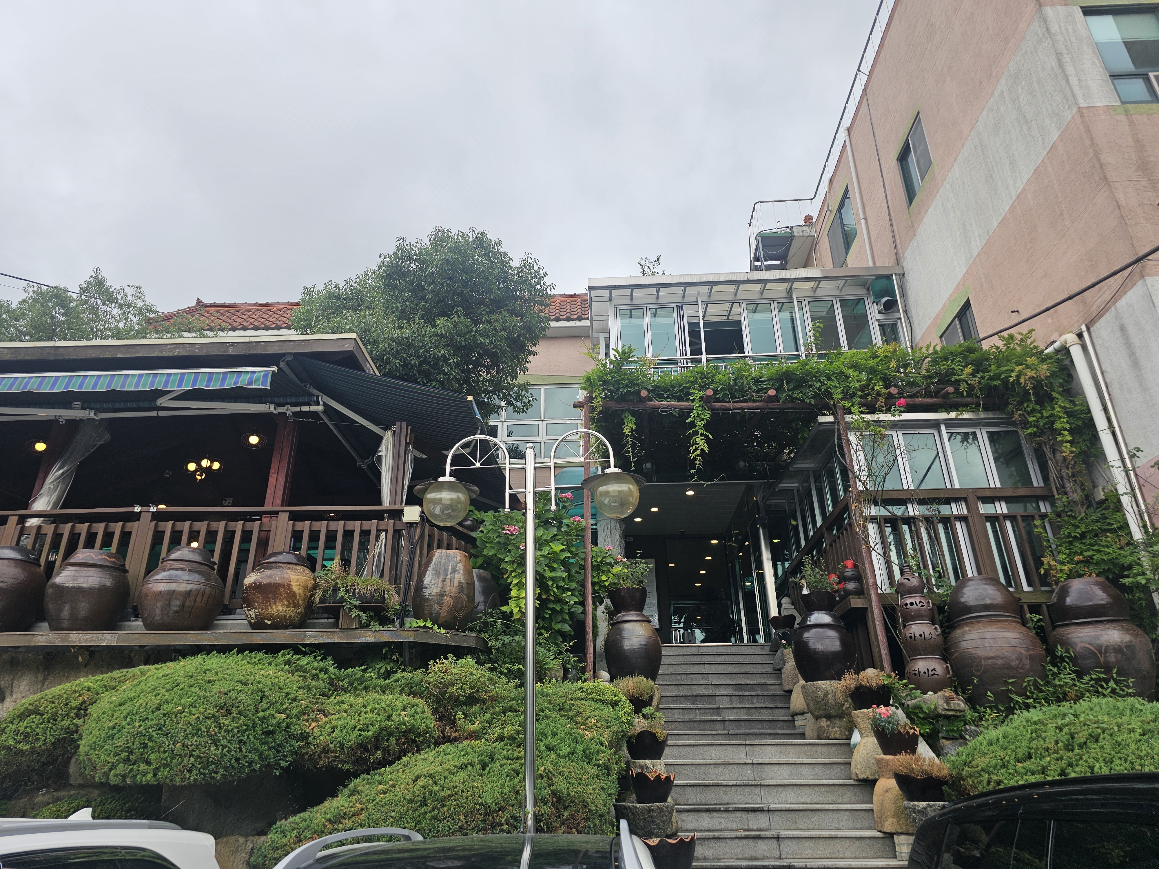 부산 가야공원 냉수탕가든 외관, 장독대와 계단으로 이어지는 입구