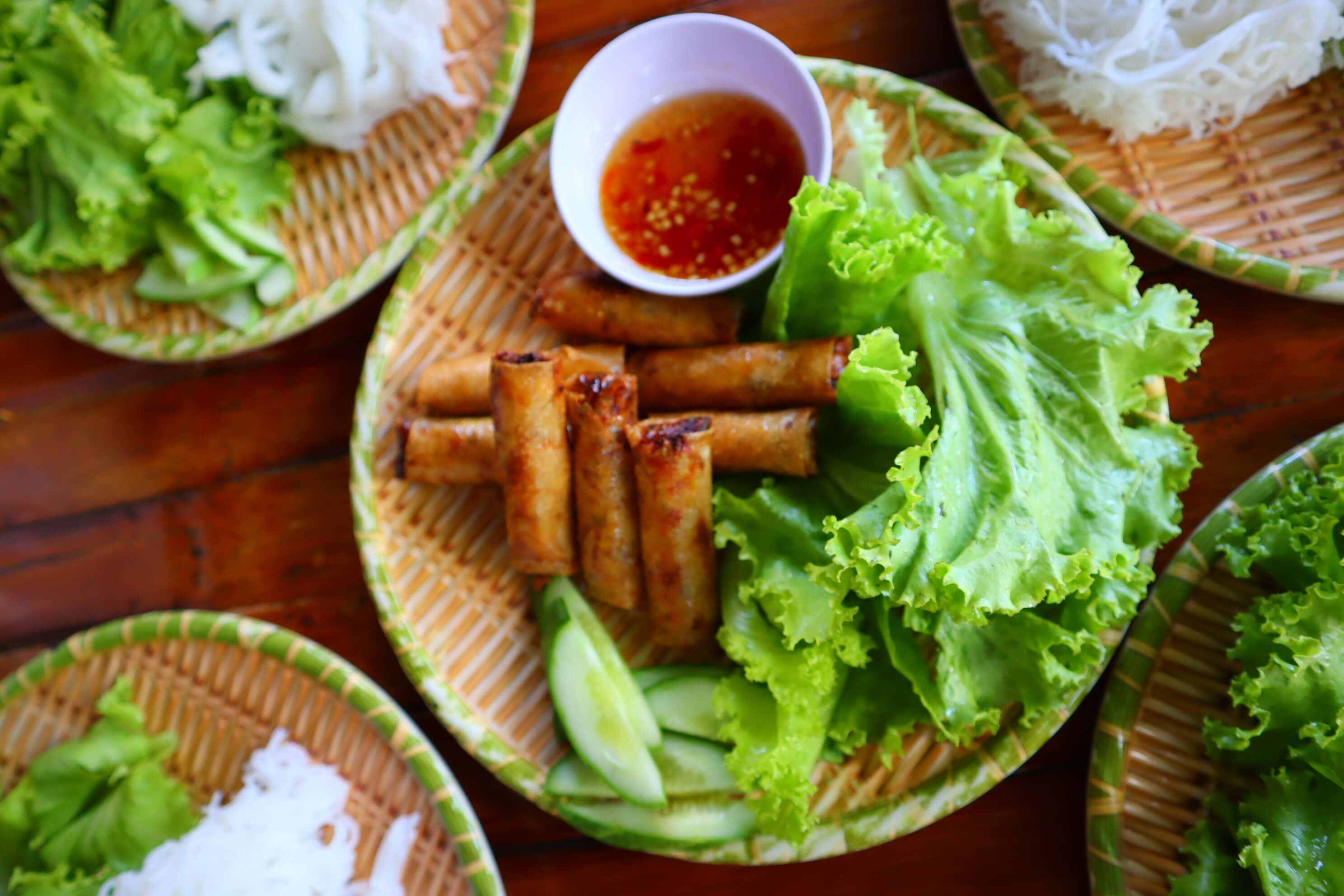 소쿠리에-스프링롤-8개와-소스-야채가-올라가있다