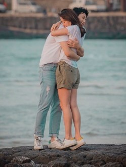 강가에서-진하게-남자하고-포옹