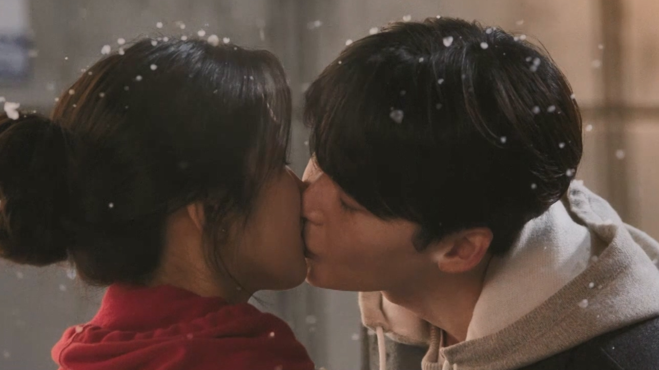 tvN 드라마 ‘서초동’에서 이종석과 문가영의 입맞춤 장면