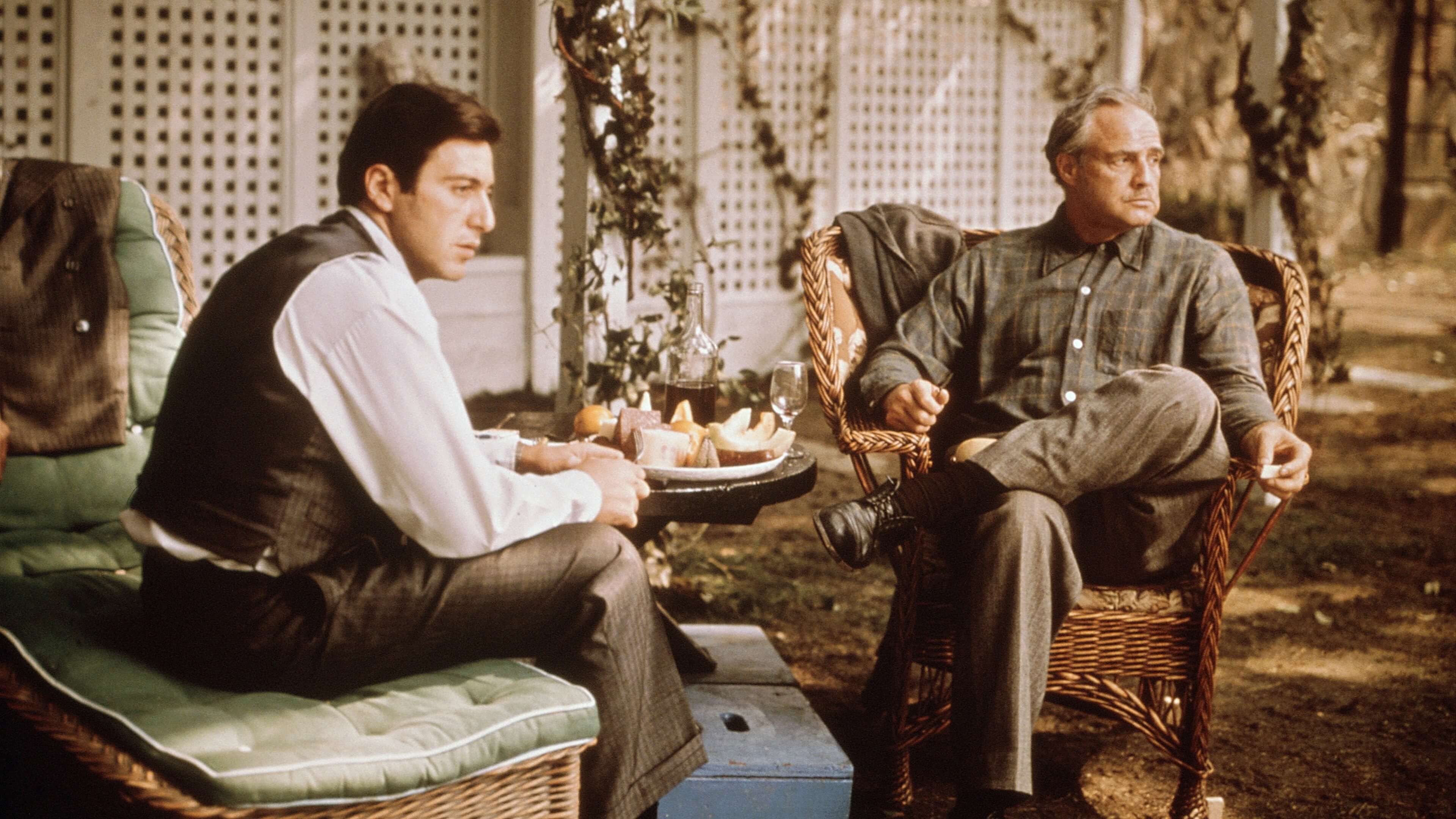 대부 1에서 정원에 앉아 대화하는 비토 콜레오네와 마이클 콜레오네