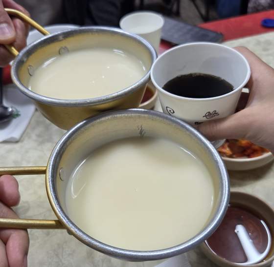양은잔에 따른 동동주로 건배