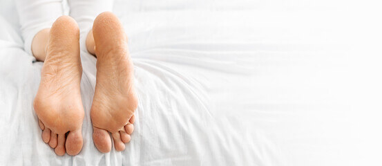 발바닥 껍질 벗겨짐 원인은?&amp;#44; 발바닥은 지속적인 충격을 받는 부위로 심장에서 가장 멀고 혈액순환이 잘 되지 않는 부위입니다. 일상생활 중 자주 손을 씻고 눈으로 확인하는 부분이지만&amp;#44; 발은 양말이나 신발을 신는 등 자주 눈여겨보지 않는 부분입니다. 그렇다면 왜 발바닥 껍질이 벗겨질까요?