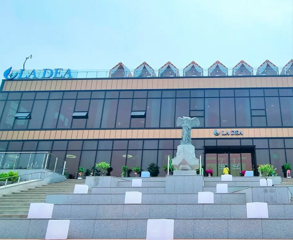 김포 라데아 카페: 깔끔한 감성과 야외 숲 정원의 편안함