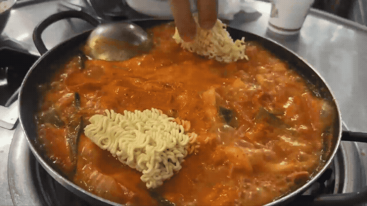 마곡 경아식당 햄폭탄부대찌개에 라면사리 넣는 모습