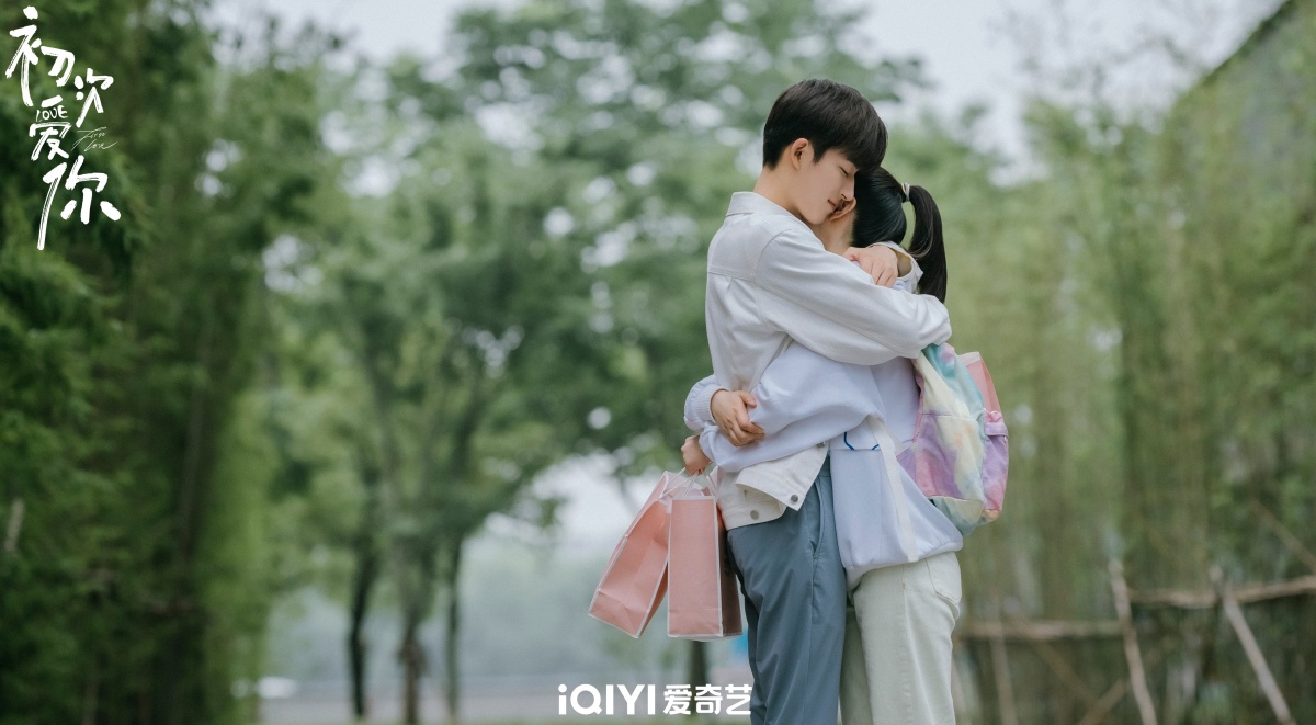 초자애니-전희미와 왕성월-안고있는 모습