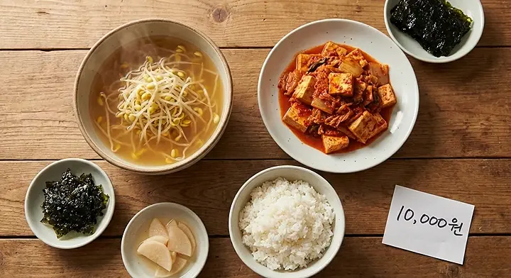1만원으로 3일 먹는 자취생 식단 - 콩나물국, 두부김치볶음, 밥으로 구성된 한끼 식사