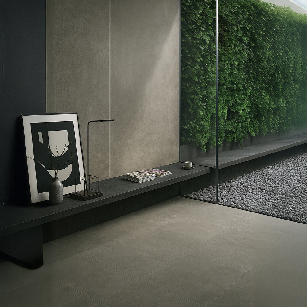 자연과 함께 숨쉬는 집 실내에서 유리창 너머 자연과 맞닿아 있는 미니멀 인테리어 공간