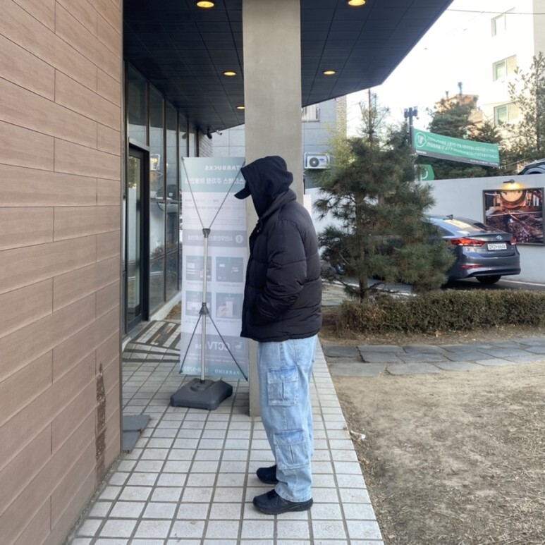 데일리룩(오뭘입)스투시 볼캡모자, 바스틱 숏패딩, 무신사스탠다드 후드티, 에즈카톤 카고청바지, 뉴발란스 410v5 트레일, 남자데일리룩, 남자데일리코디, 남자데일리패션, ootd