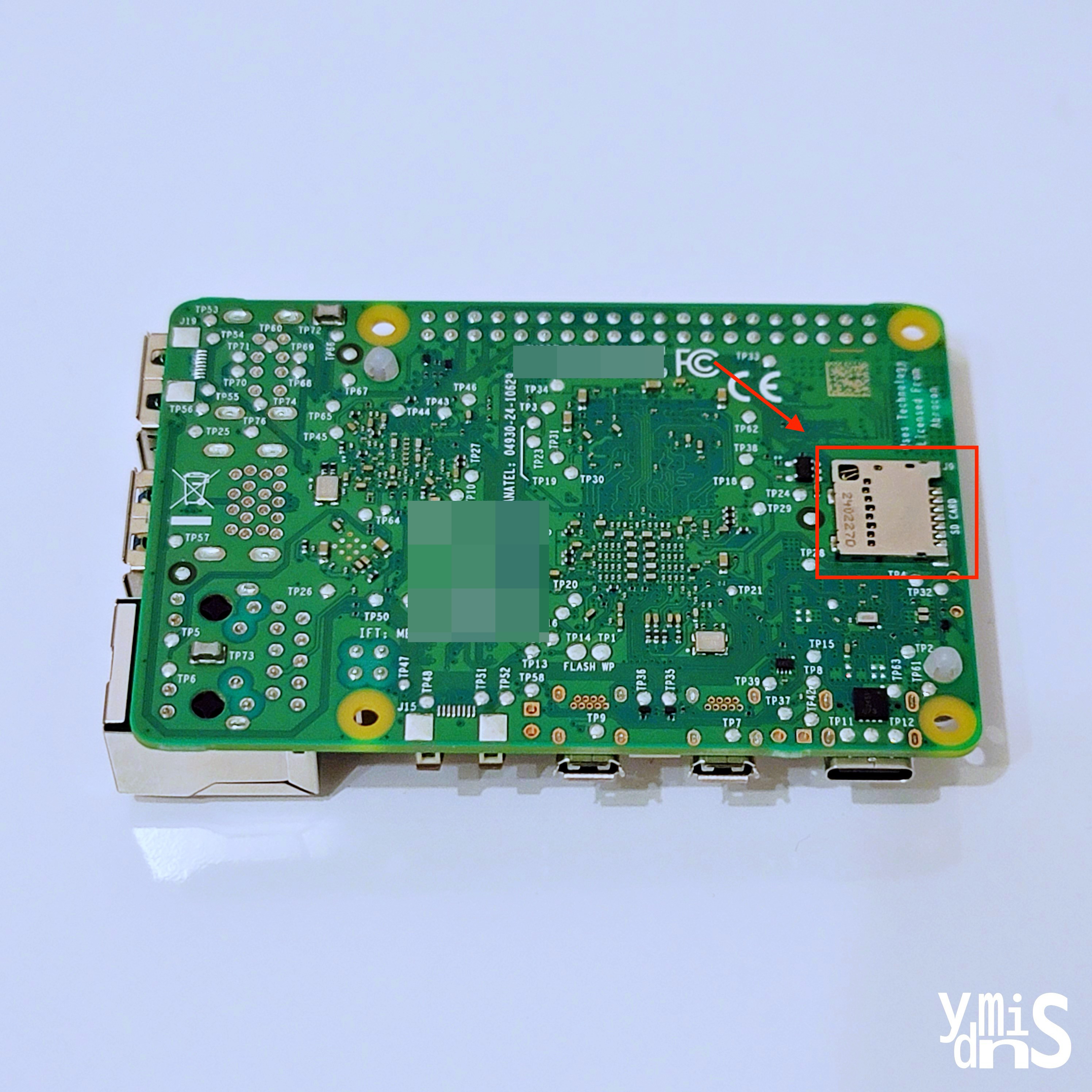 Personla Server Build - Raspberry Pi 초기 세팅 - 라즈베리파이 아랫면 SD 카드 장착부 표시가 되어 있는 모습이다.