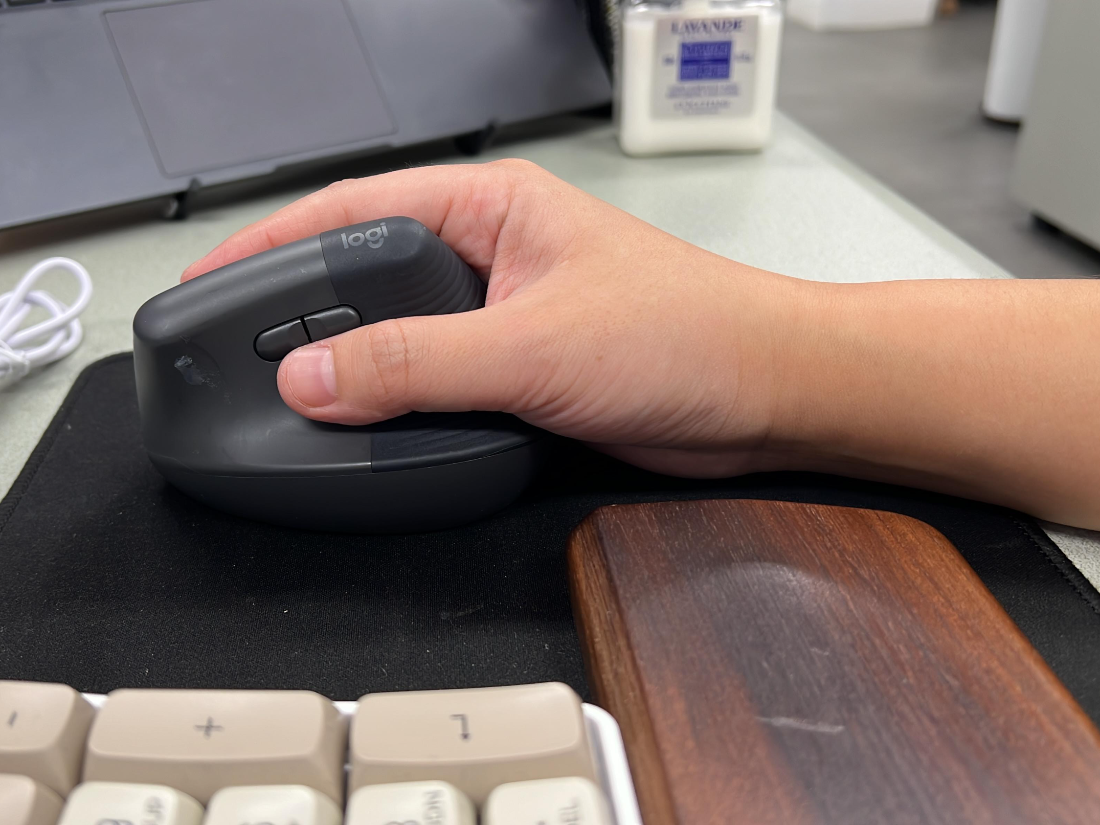 로지텍 버티컬 마우스 LIFT 잡고있는 모습