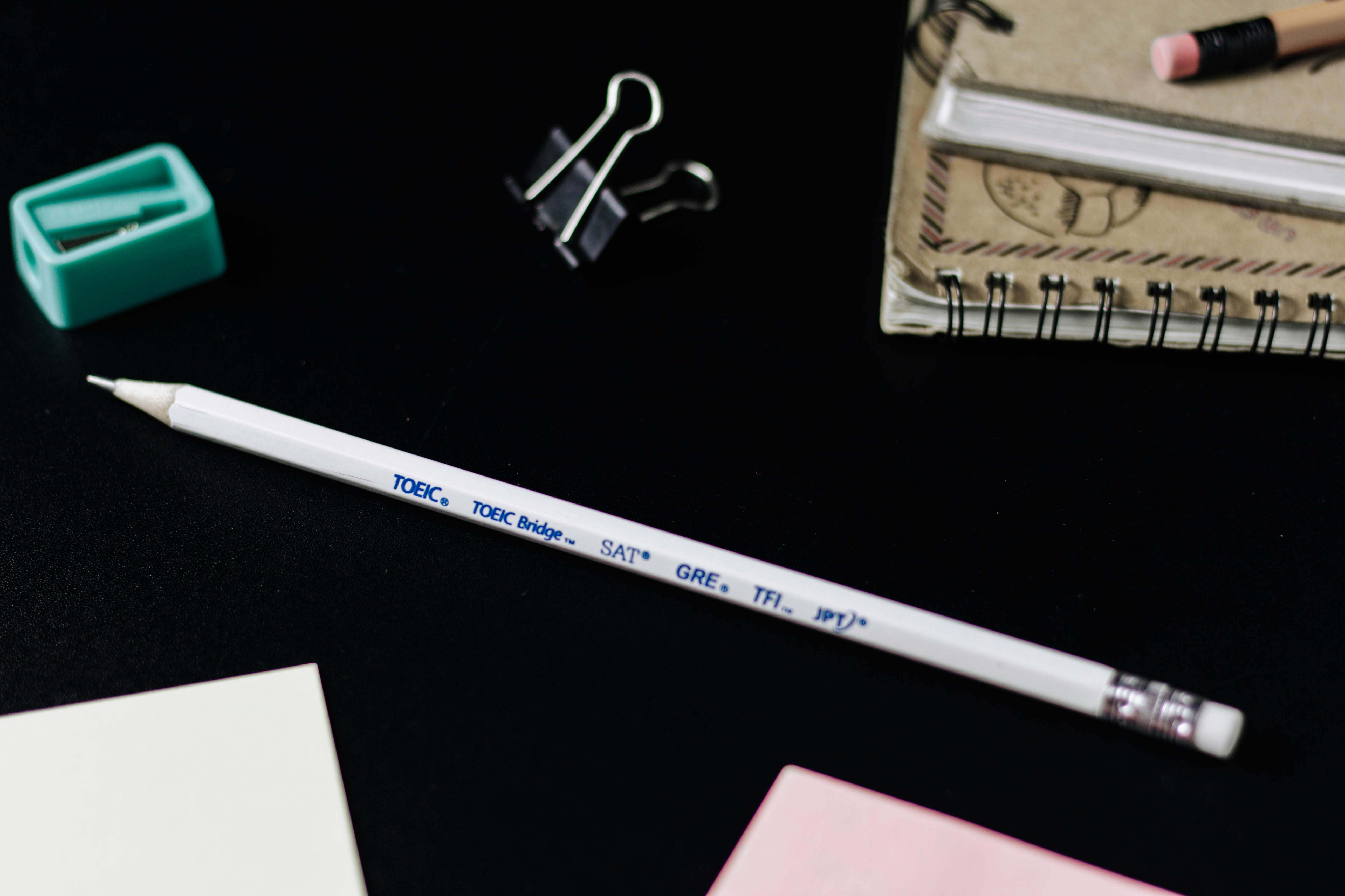 SAT가 적혀 있는 연필