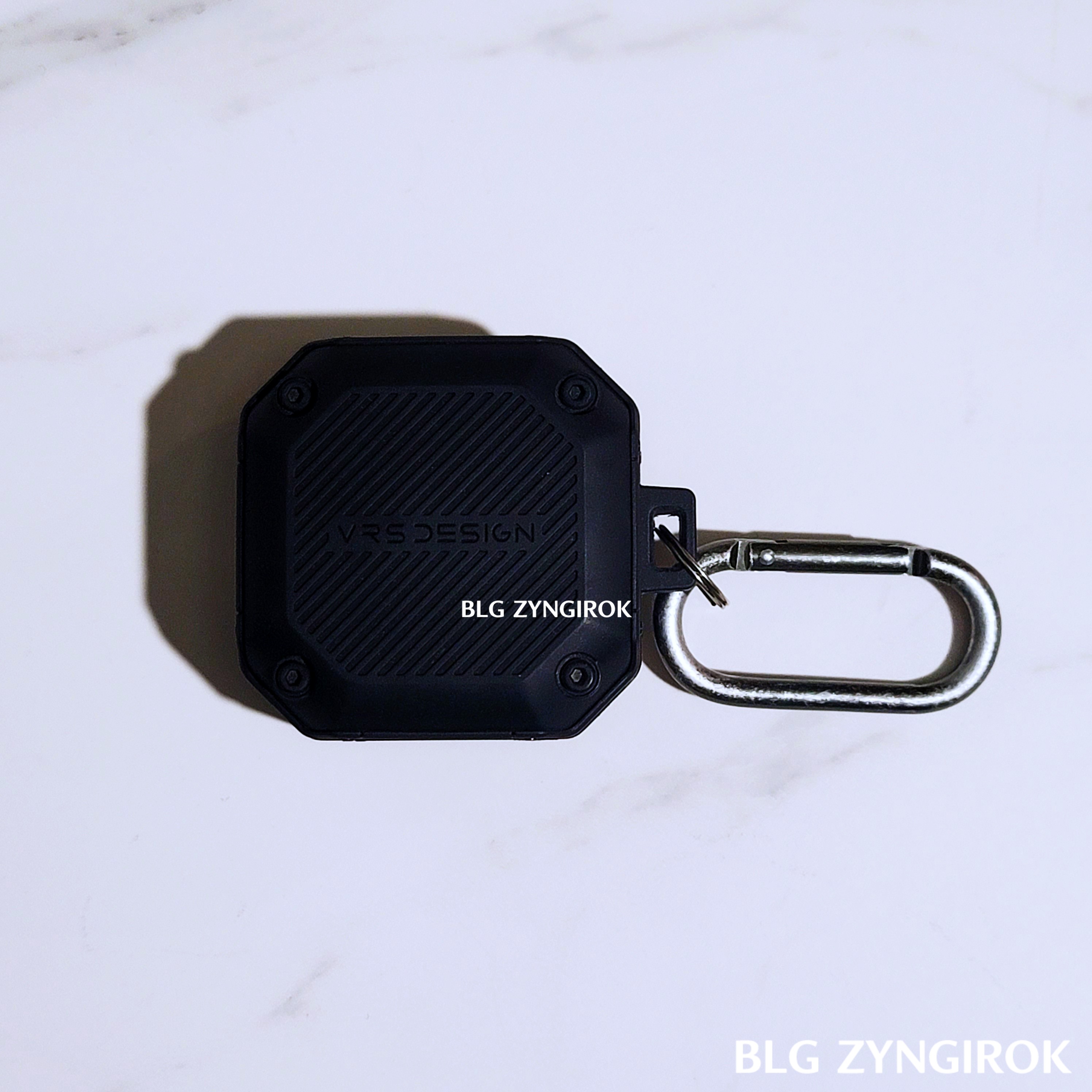 베루스-케이스를-장착한-버즈라이브가-테이블-위에-놓여있다.