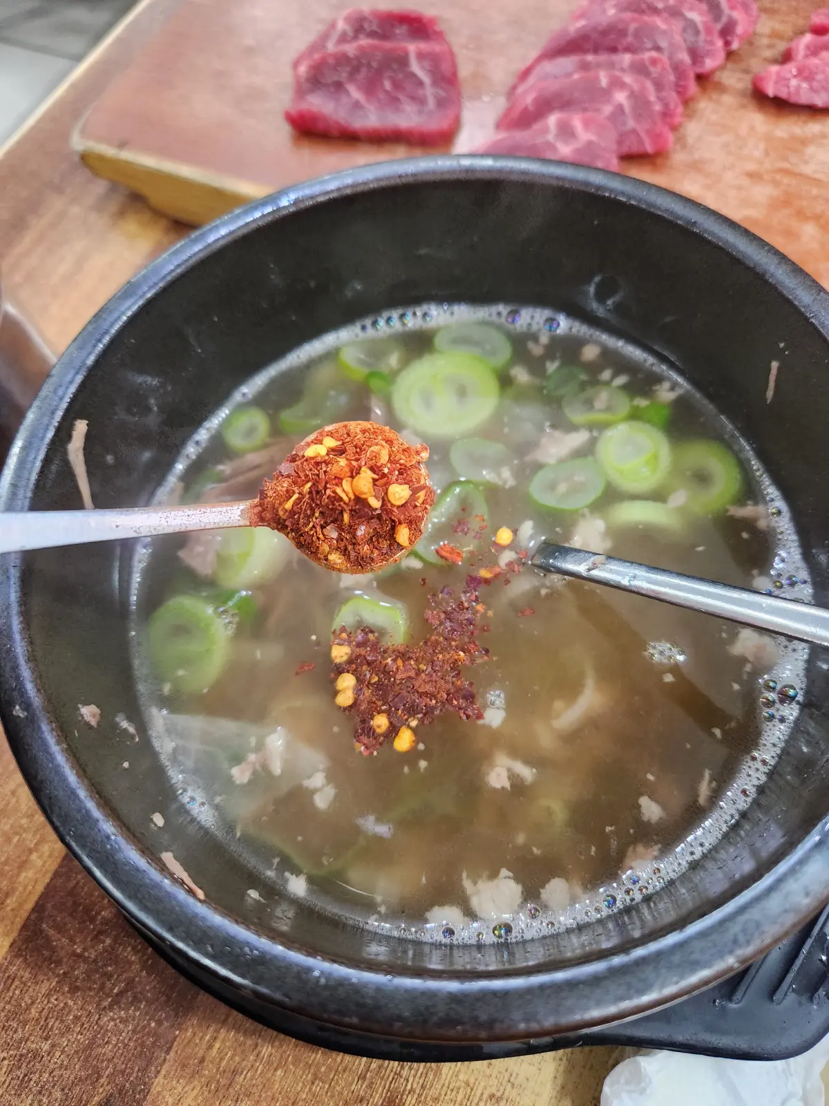 대전-성심당-근처-맛집-태평소국밥-고춧가루-고추씨-양념을-넣은-소국밥