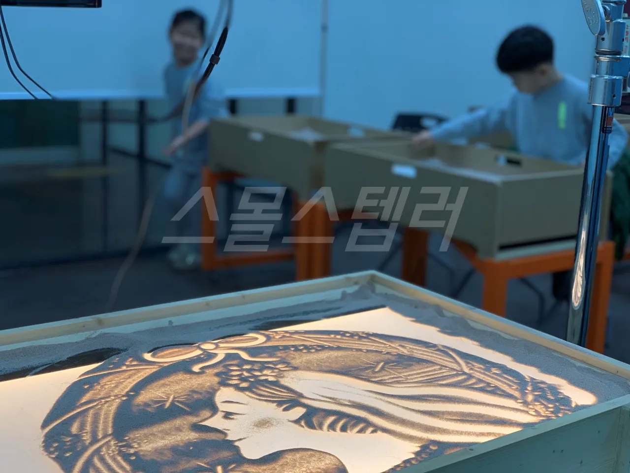 샌드아트-라이트-박스-수업하는-교실-아이들-두명