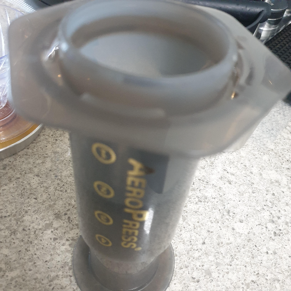 에어로프레스 역방향 숫자 1이 위로 올라와있다.