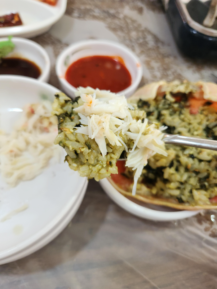 게살을 게장 비빔밥 위에 올린 모습이다