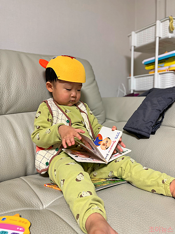 책 읽기를 통해 한글을 익히는 아이