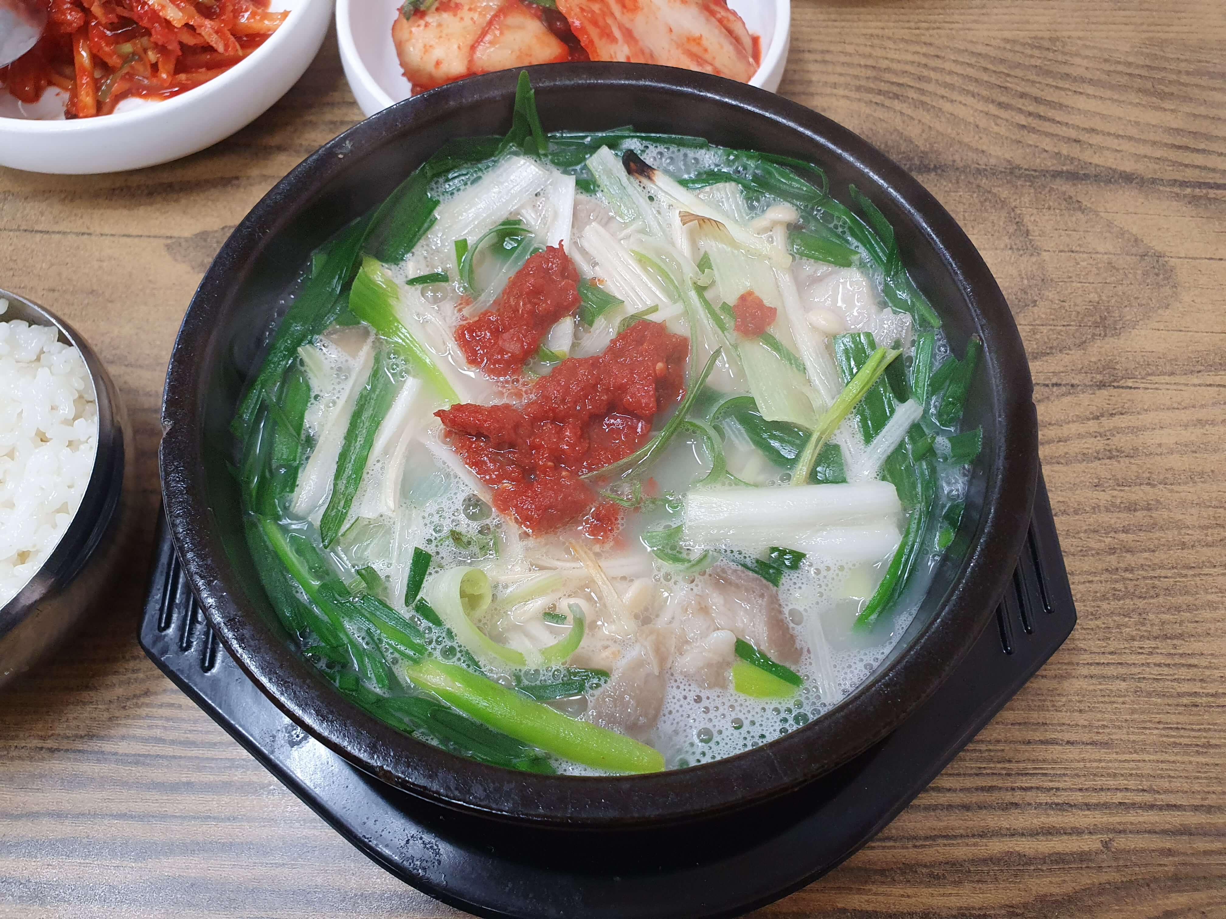 다진 양념장이 넣어진 채로 나오는 돼지국밥