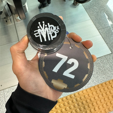 번호판과 탄 사진