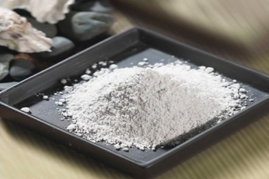 바다에서 채취를 한 굴조개껍질을 잘게 분쇄를 하여 만든 모려를 검고 네모난 그릇에 수북하게 담아두고 찍은 사진