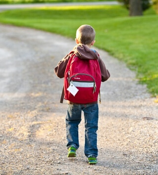 신학기가 되어 학교로 등교하는 학생