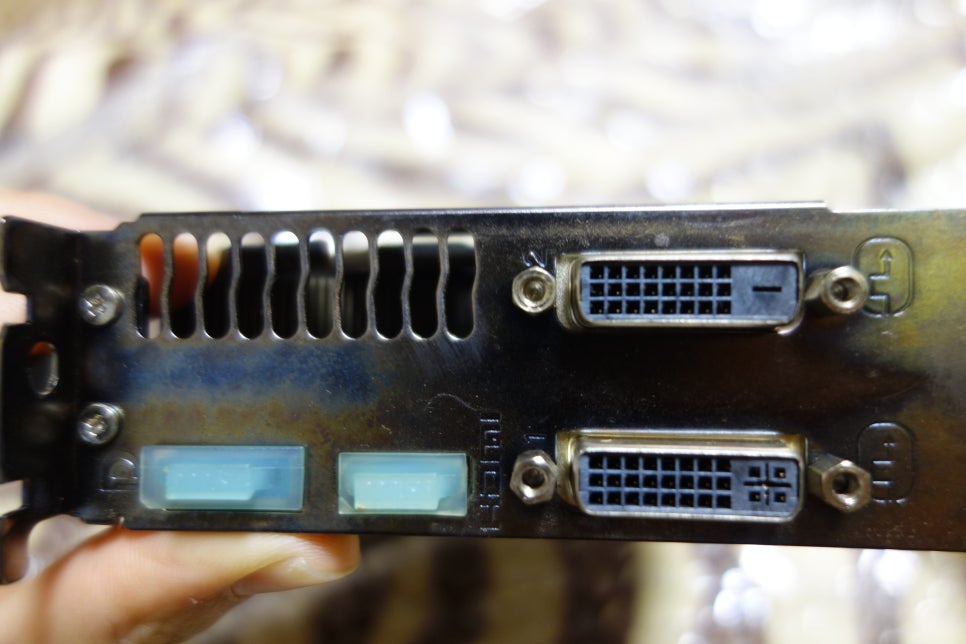 GTX760 모니터 출력 단자 구성 사진